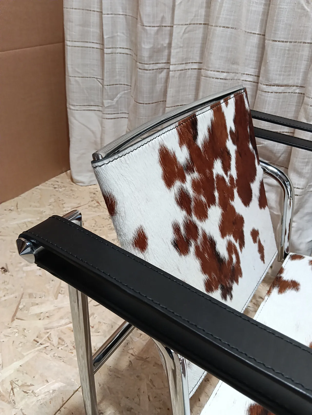 Coppia di LC1 di Alivar pelo maculato bianco e marrone, anni 2000 77