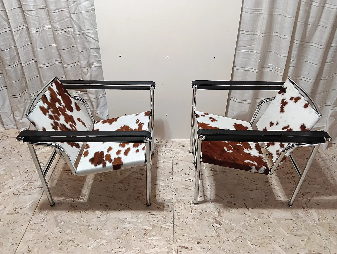 Coppia di LC1 di Alivar pelo maculato bianco e marrone, anni 2000 78