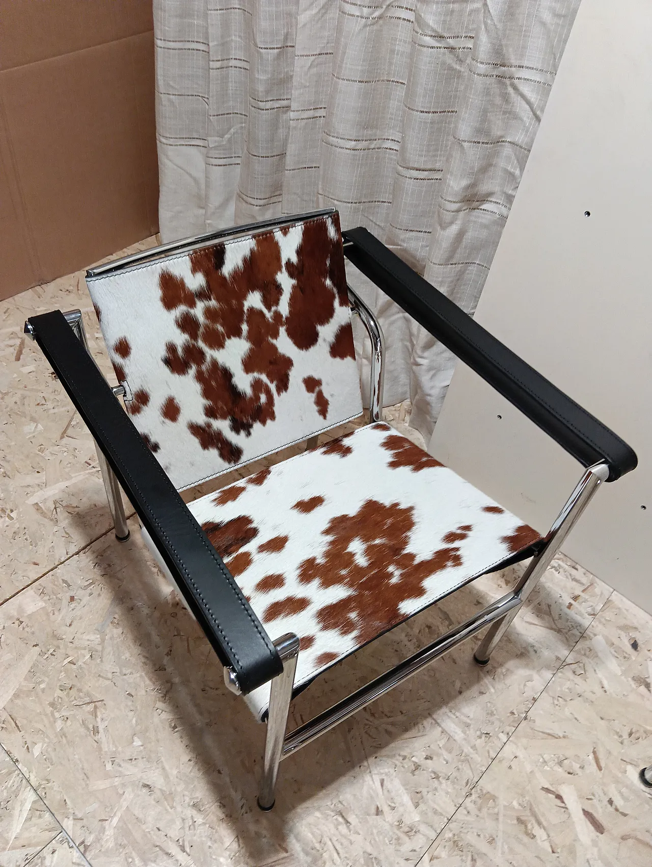 Coppia di LC1 di Alivar pelo maculato bianco e marrone, anni 2000 101