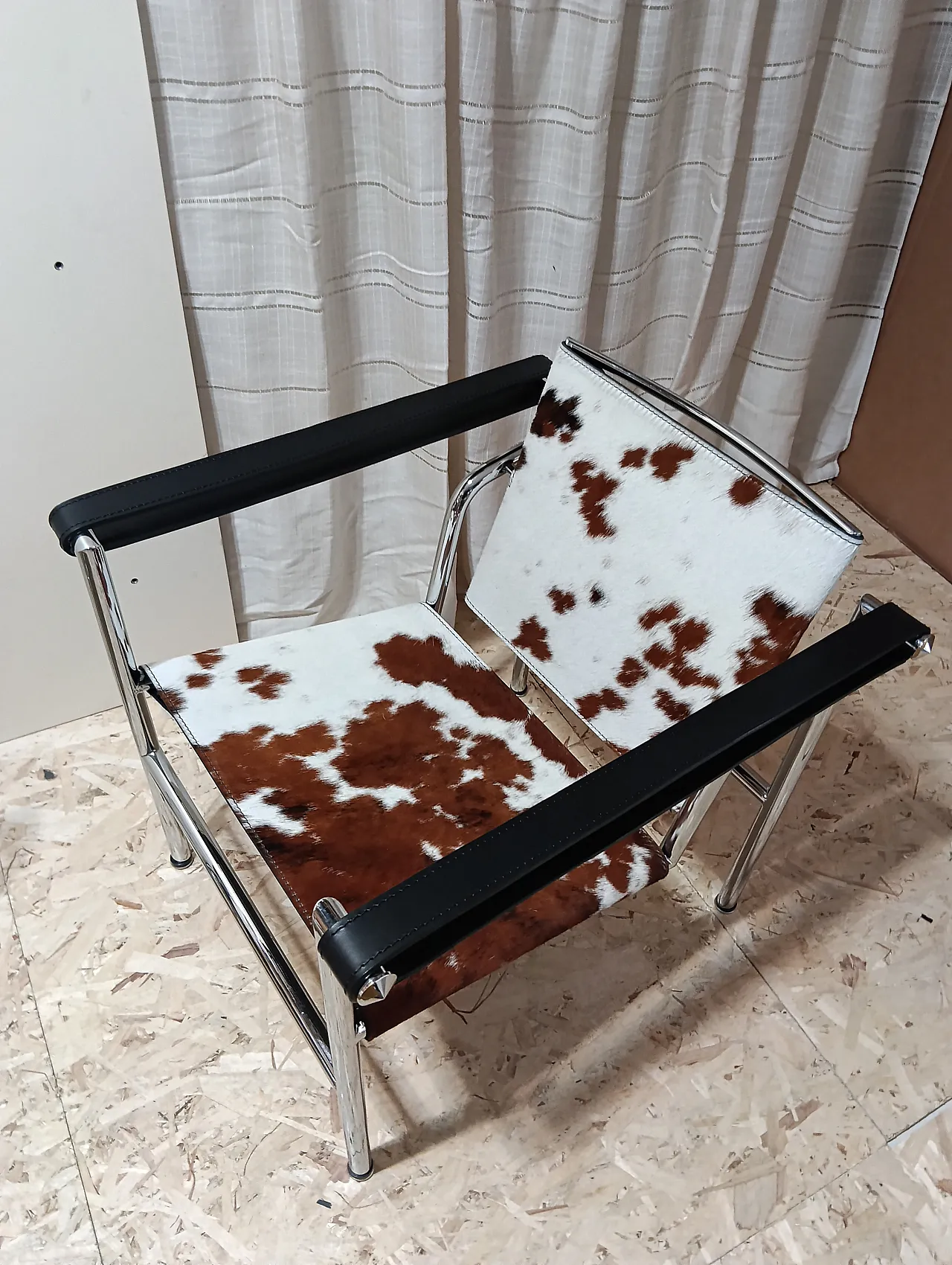 Coppia di LC1 di Alivar pelo maculato bianco e marrone, anni 2000 102