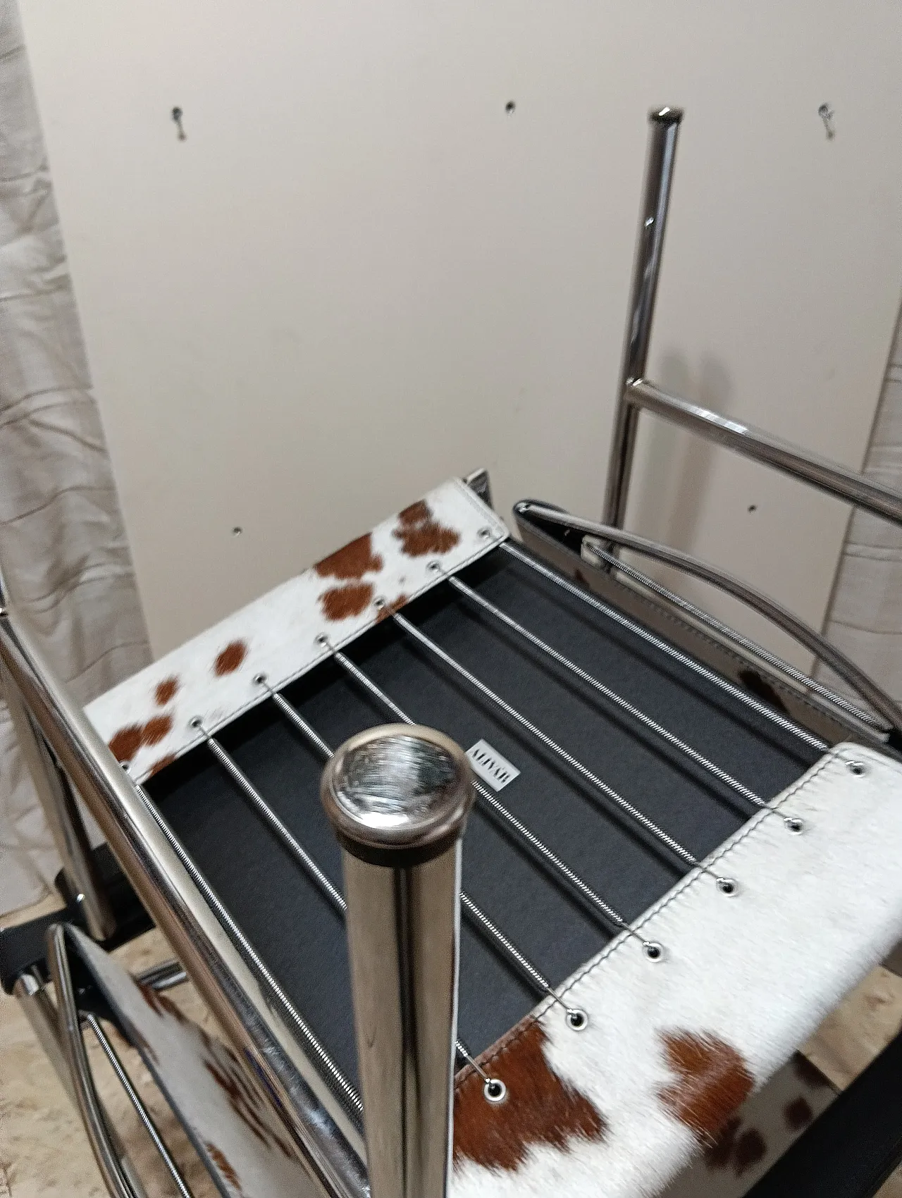 Coppia di LC1 di Alivar pelo maculato bianco e marrone, anni 2000 113