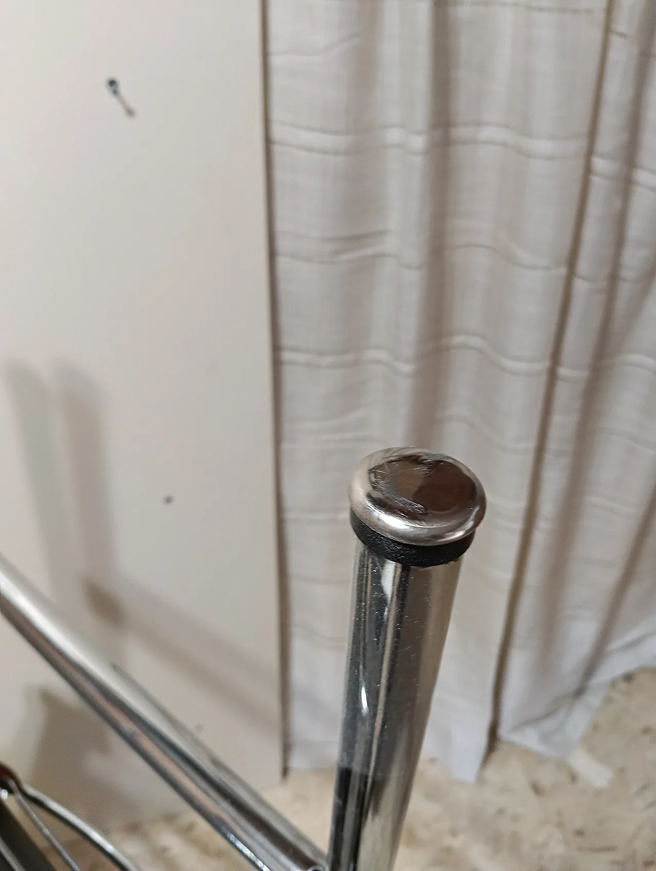 Coppia di LC1 di Alivar pelo maculato bianco e marrone, anni 2000 114