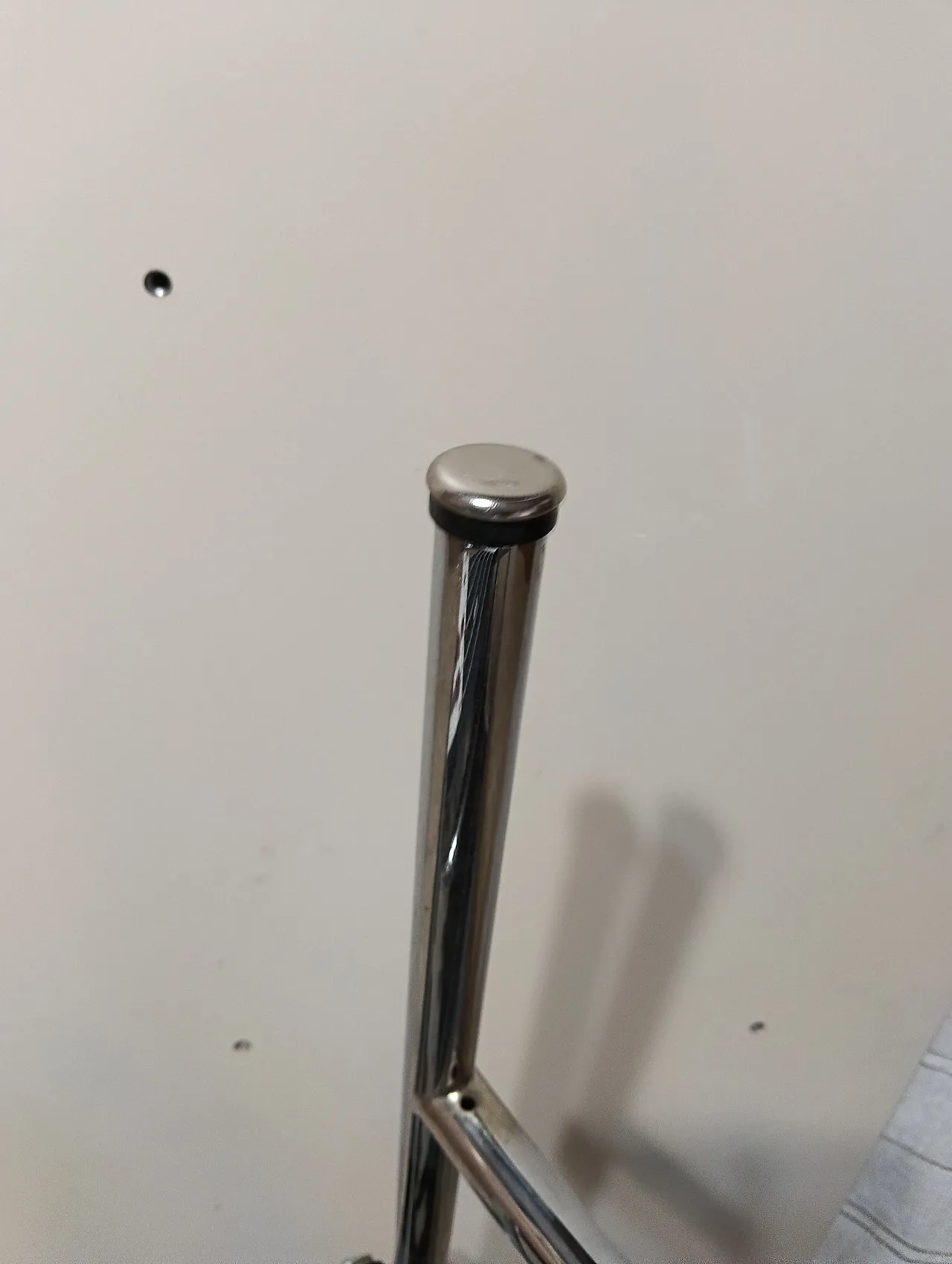 Coppia di LC1 di Alivar pelo maculato bianco e marrone, anni 2000 115