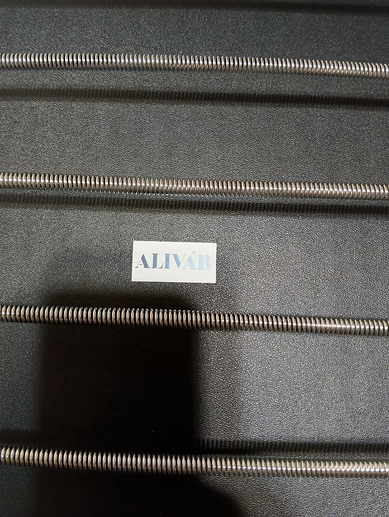 Coppia di LC1 di Alivar pelo maculato bianco e marrone, anni 2000 121