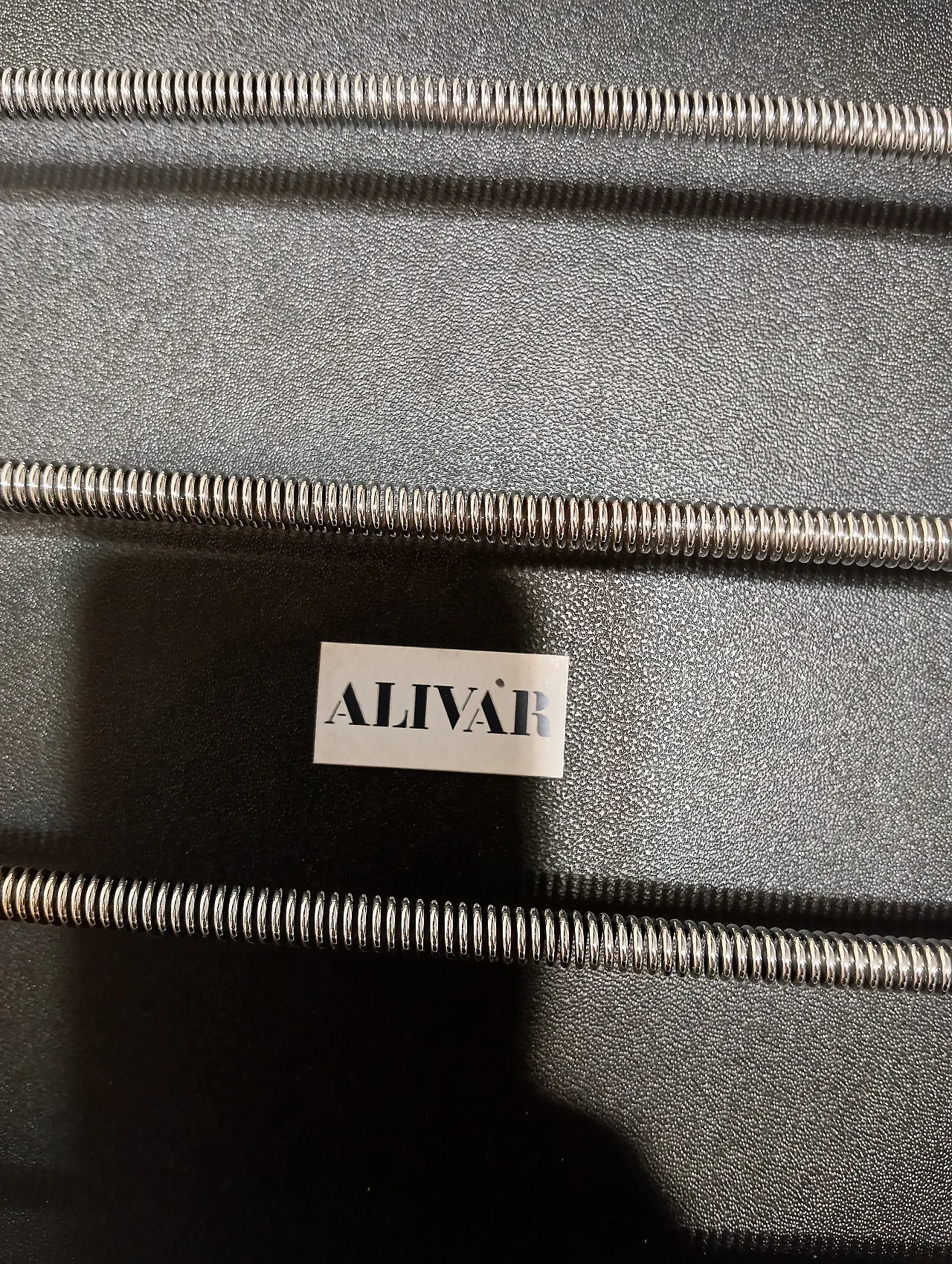 Coppia di LC1 di Alivar pelo maculato bianco e marrone, anni 2000 124