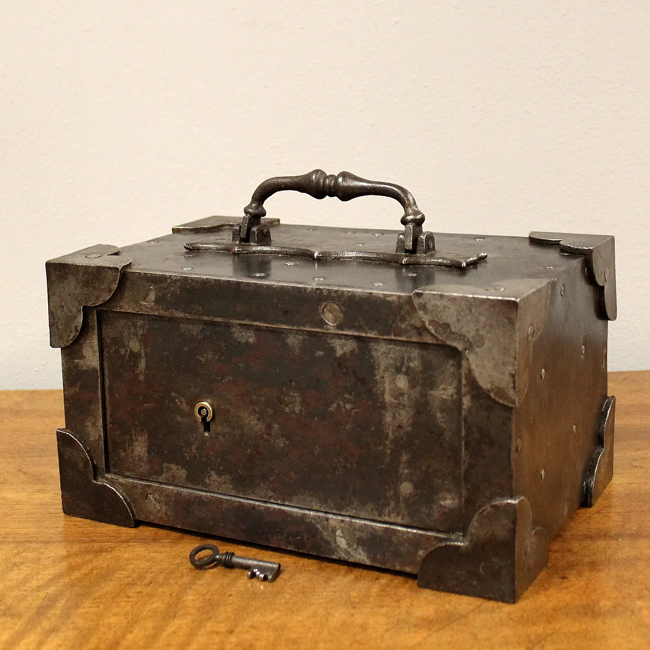 Travel chest safe, 19th century 1