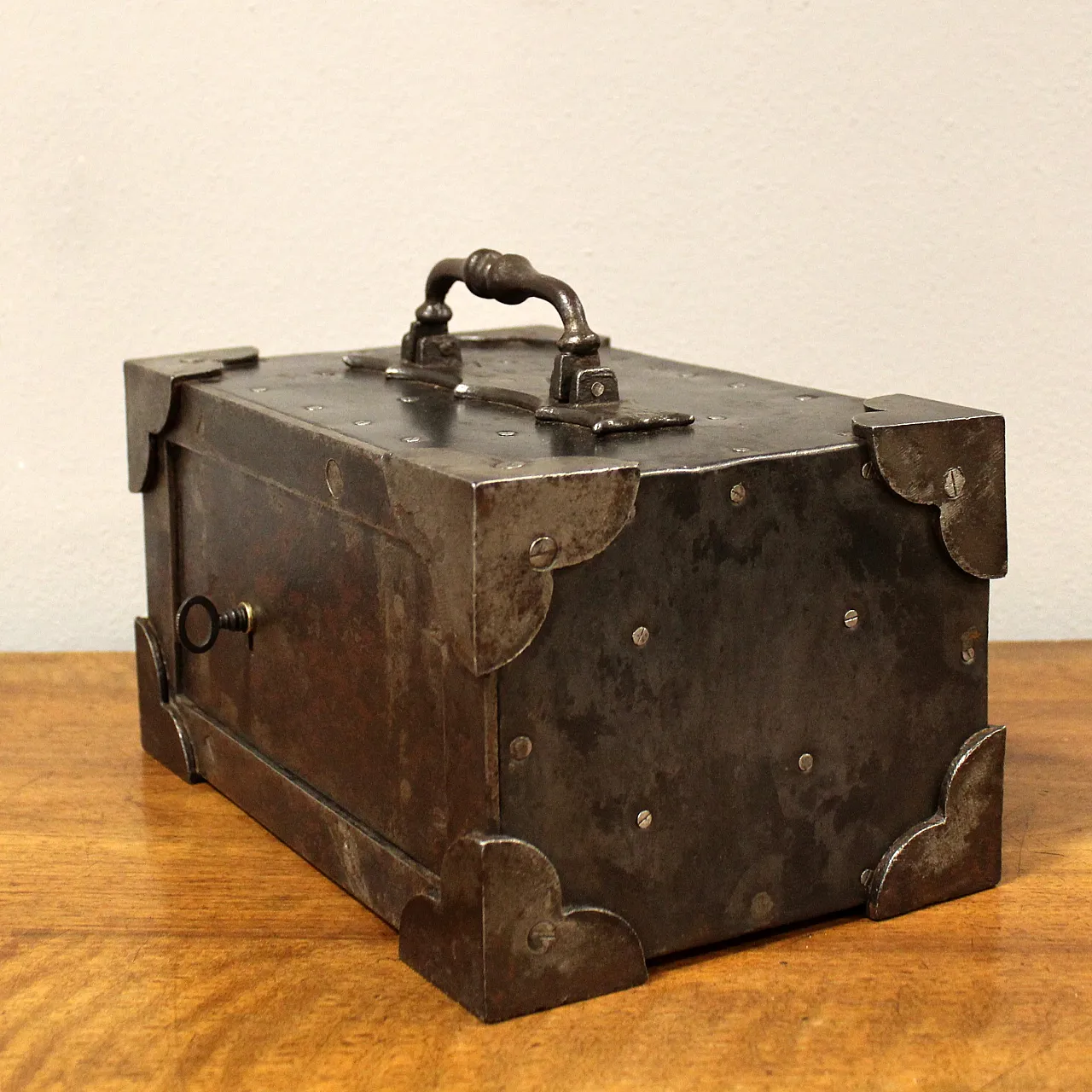 Travel chest safe, 19th century 3