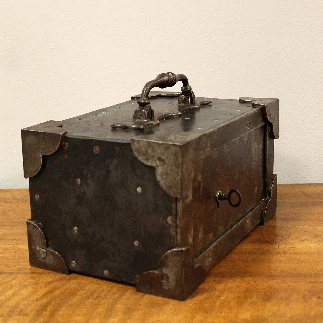 Travel chest safe, 19th century 4