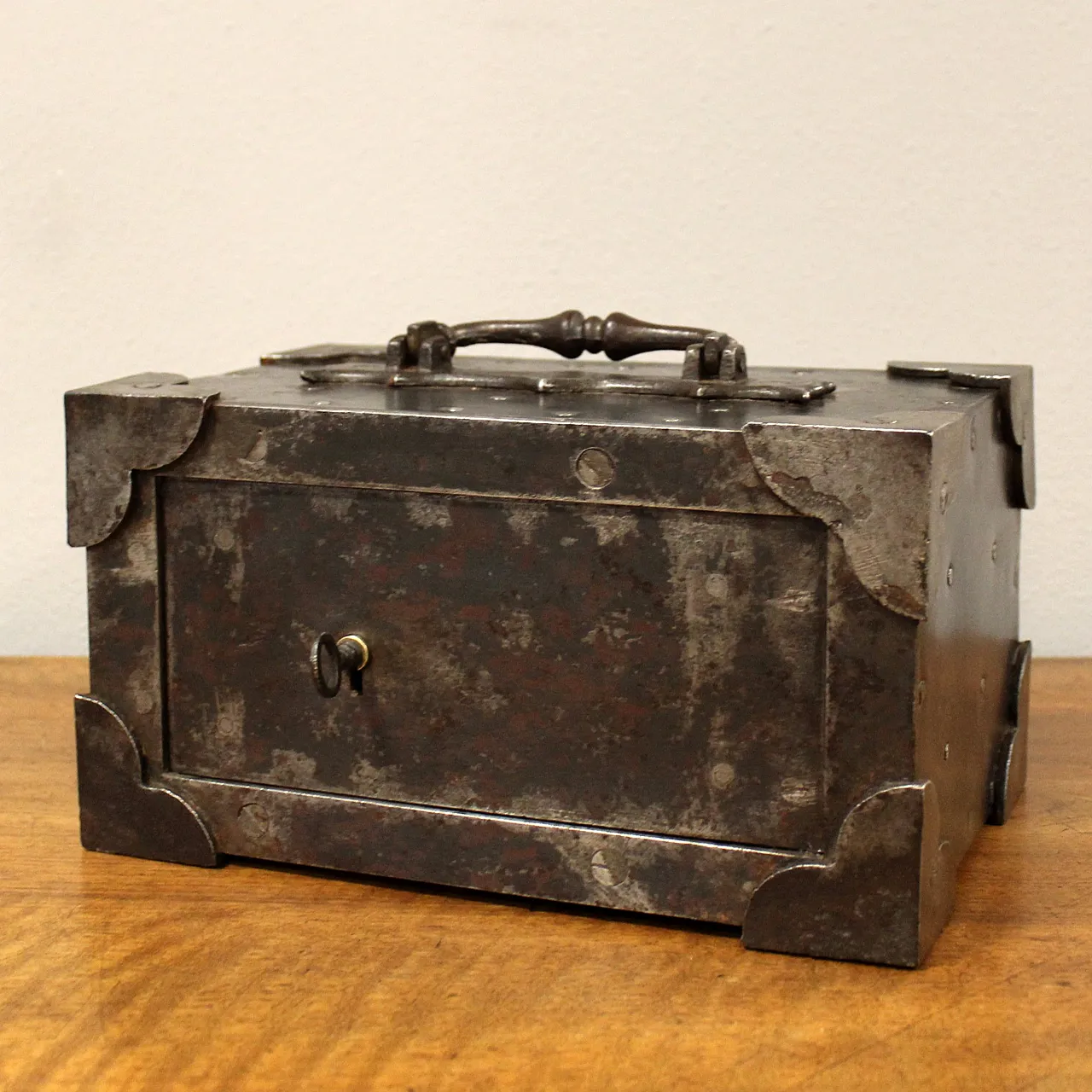 Travel chest safe, 19th century 5
