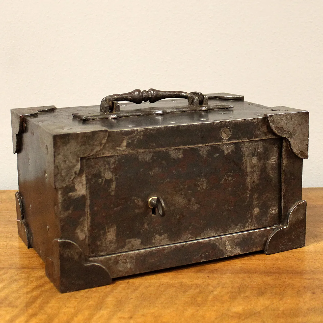 Travel chest safe, 19th century 6