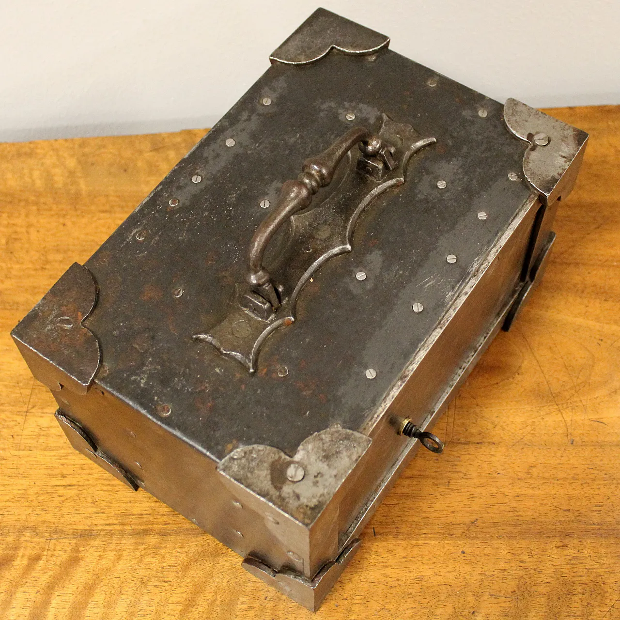 Travel chest safe, 19th century 9