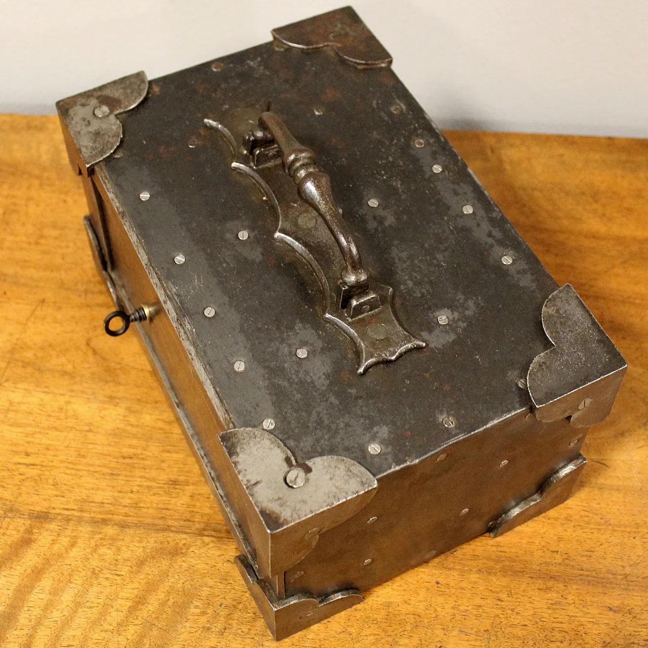 Travel chest safe, 19th century 10