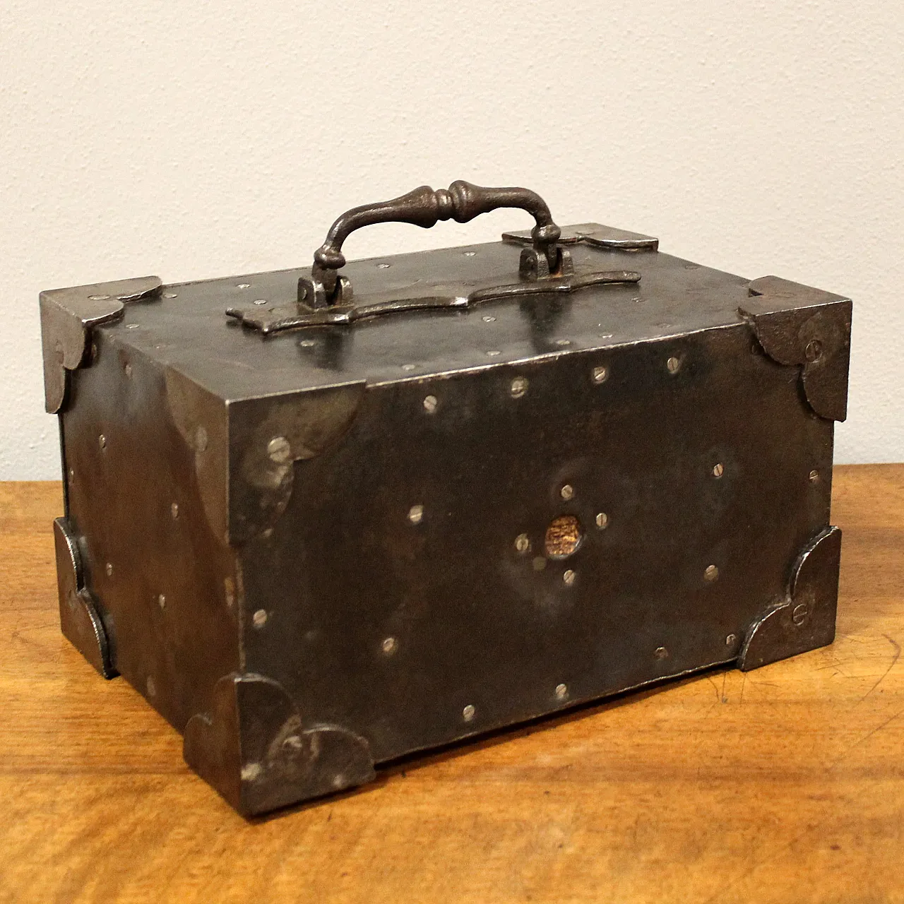 Travel chest safe, 19th century 11