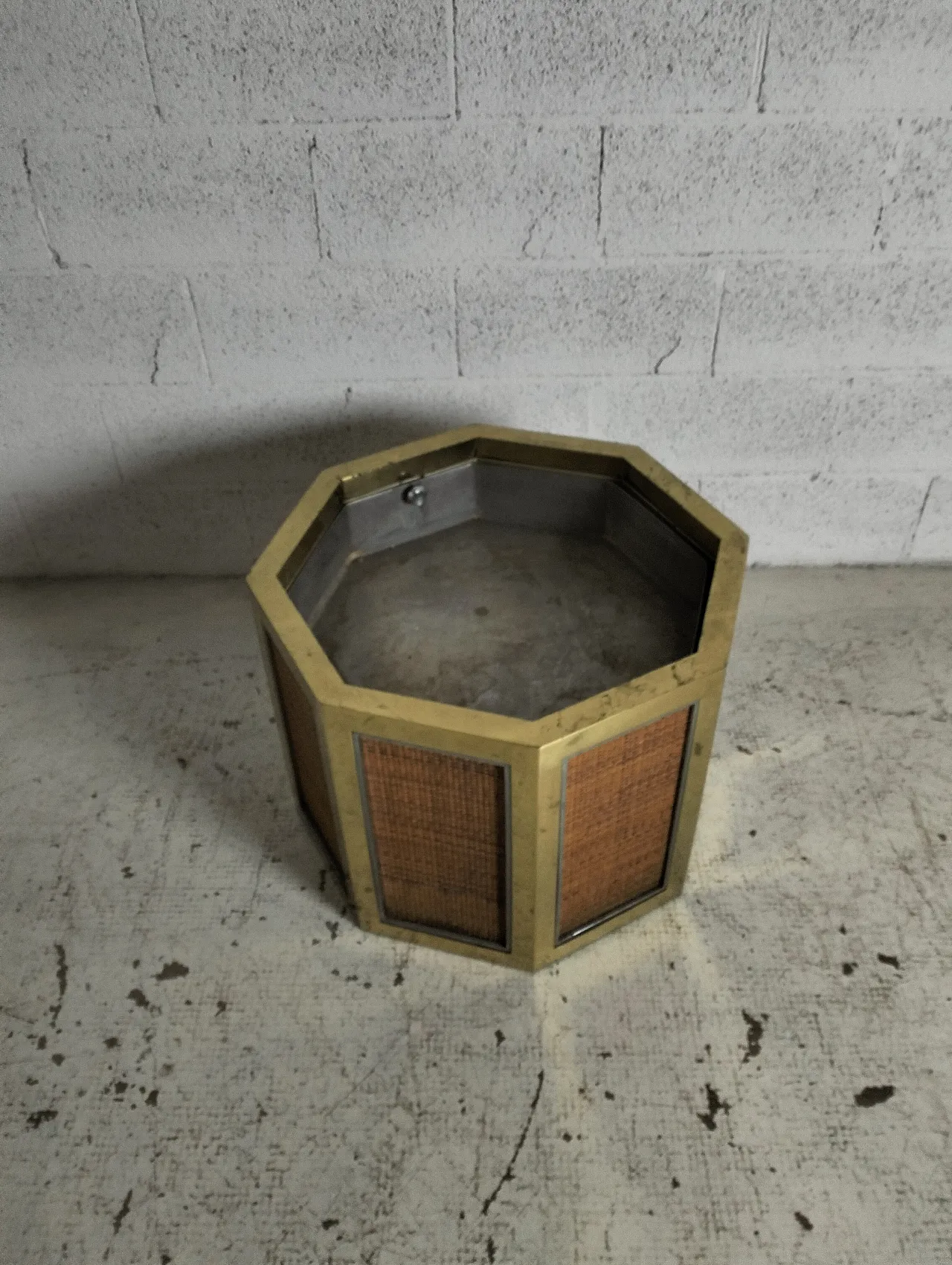 Vase planter by Romeo Rega for Mario Sabot brass and wicker, 70s 10