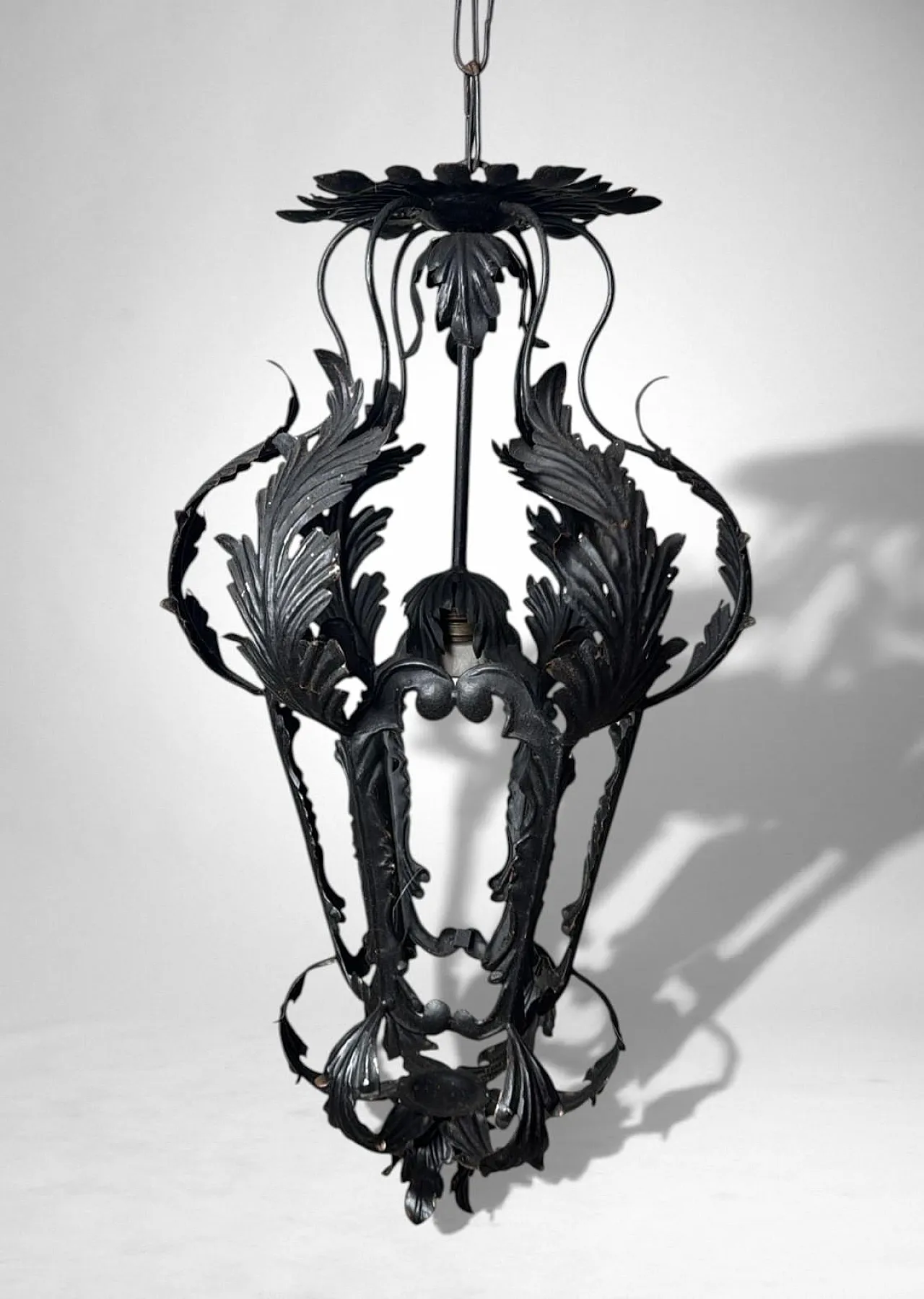 Pair of wrought iron lanterns, 20th century 5