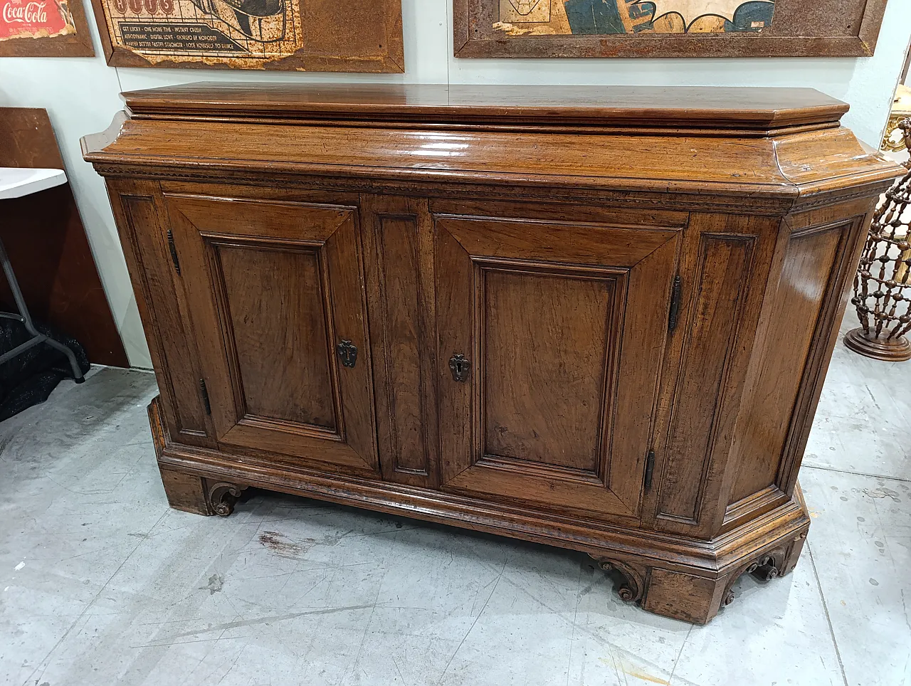 Carved irregular shaper wood sideboard, 19th century 1