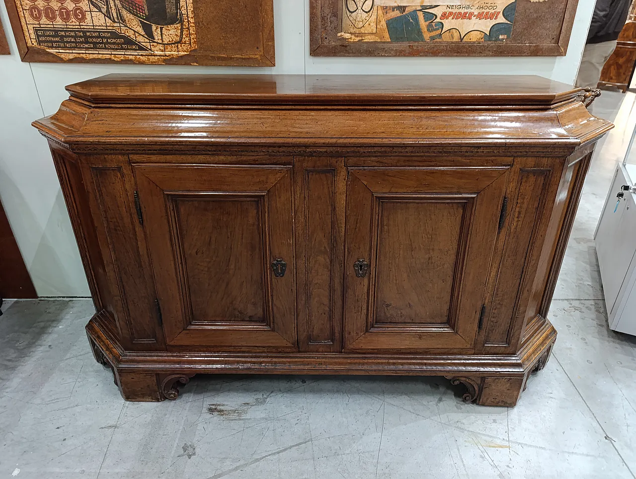Carved irregular shaper wood sideboard, 19th century 3