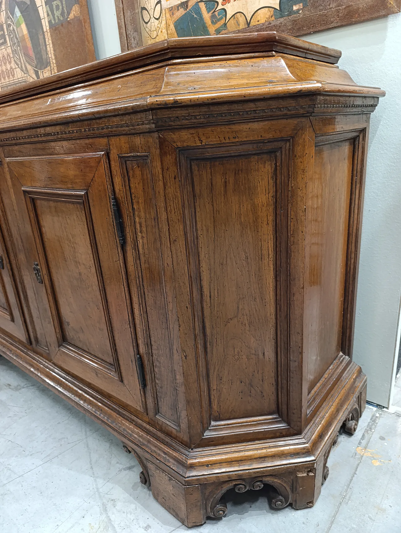 Carved irregular shaper wood sideboard, 19th century 5