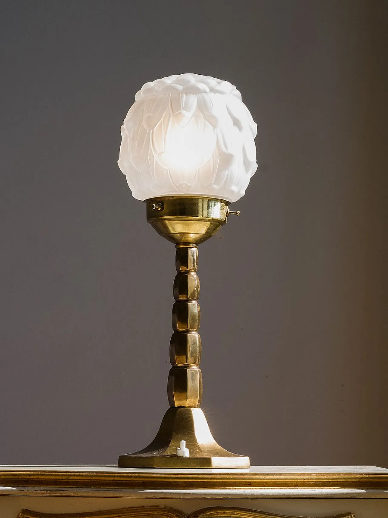 Lampada Art Déco in ottone con paralume in vetro smerigliato, anni '30 1