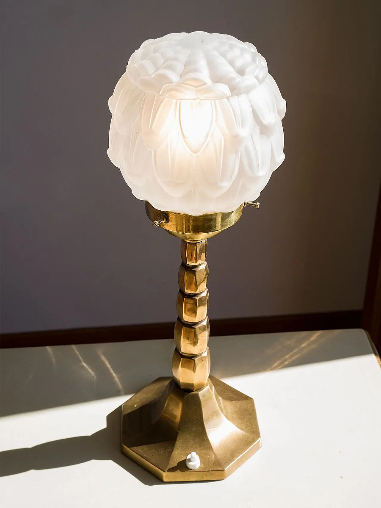 Lampada Art Déco in ottone con paralume in vetro smerigliato, anni '30 2