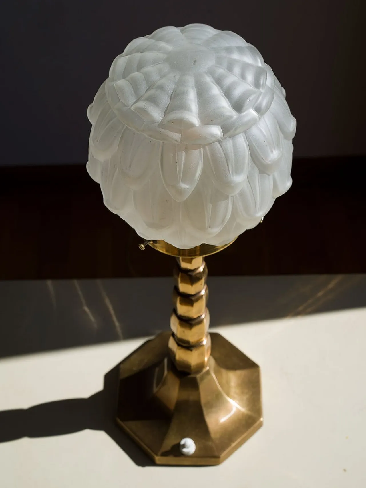Lampada Art Déco in ottone con paralume in vetro smerigliato, anni '30 6