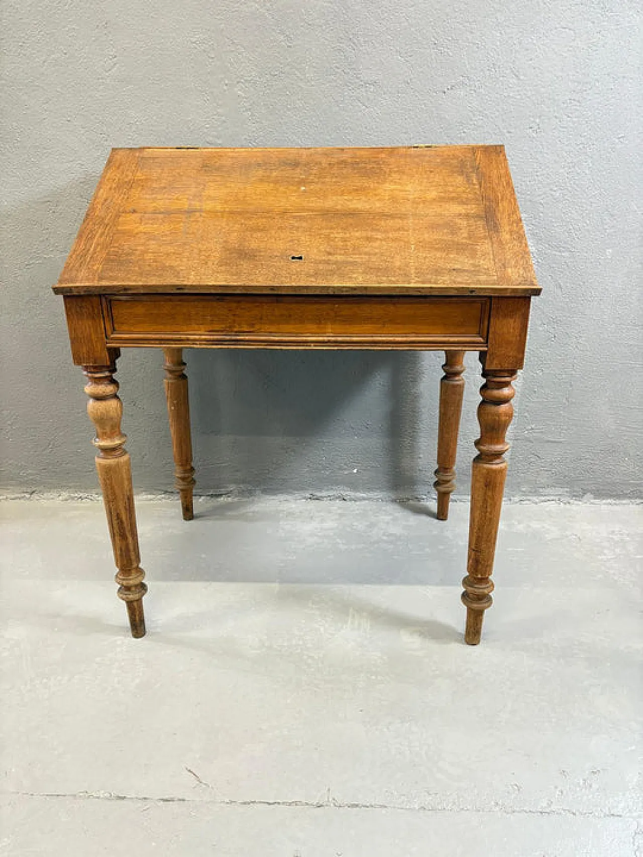 Scrivania in legno con cassetto a gambe tornite, '900 2