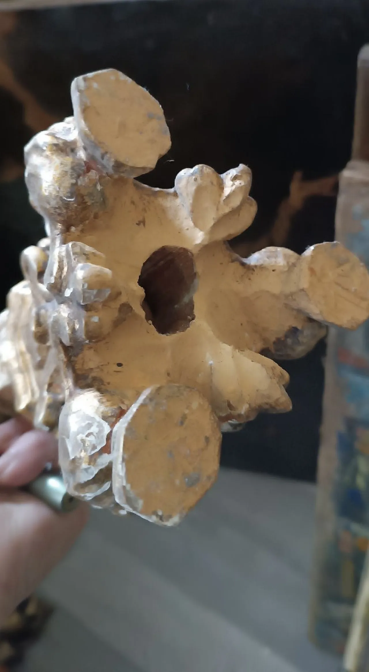 Coppia di candelieri in legno argentato, primo '700 9