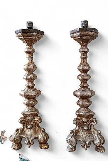 Coppia di candelieri in legno argentato, primo '700