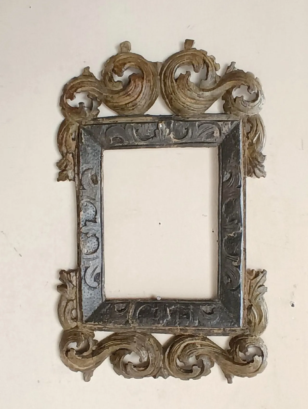 Carved wooden frame, 18th century 1