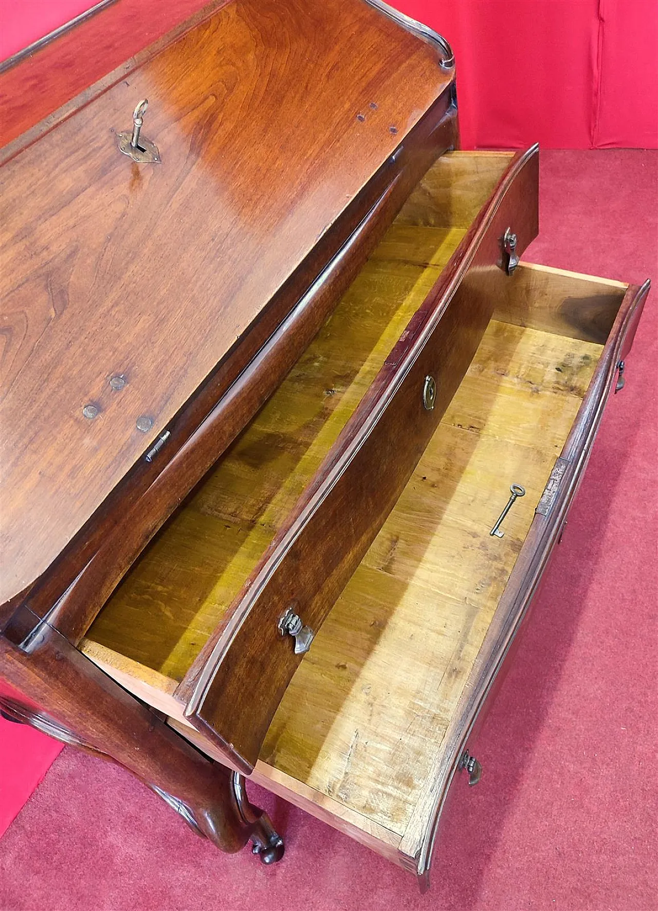Parma walnut folding dresser, 18th century 4
