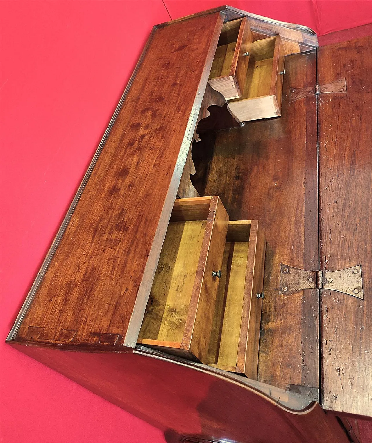 Parma walnut folding dresser, 18th century 7