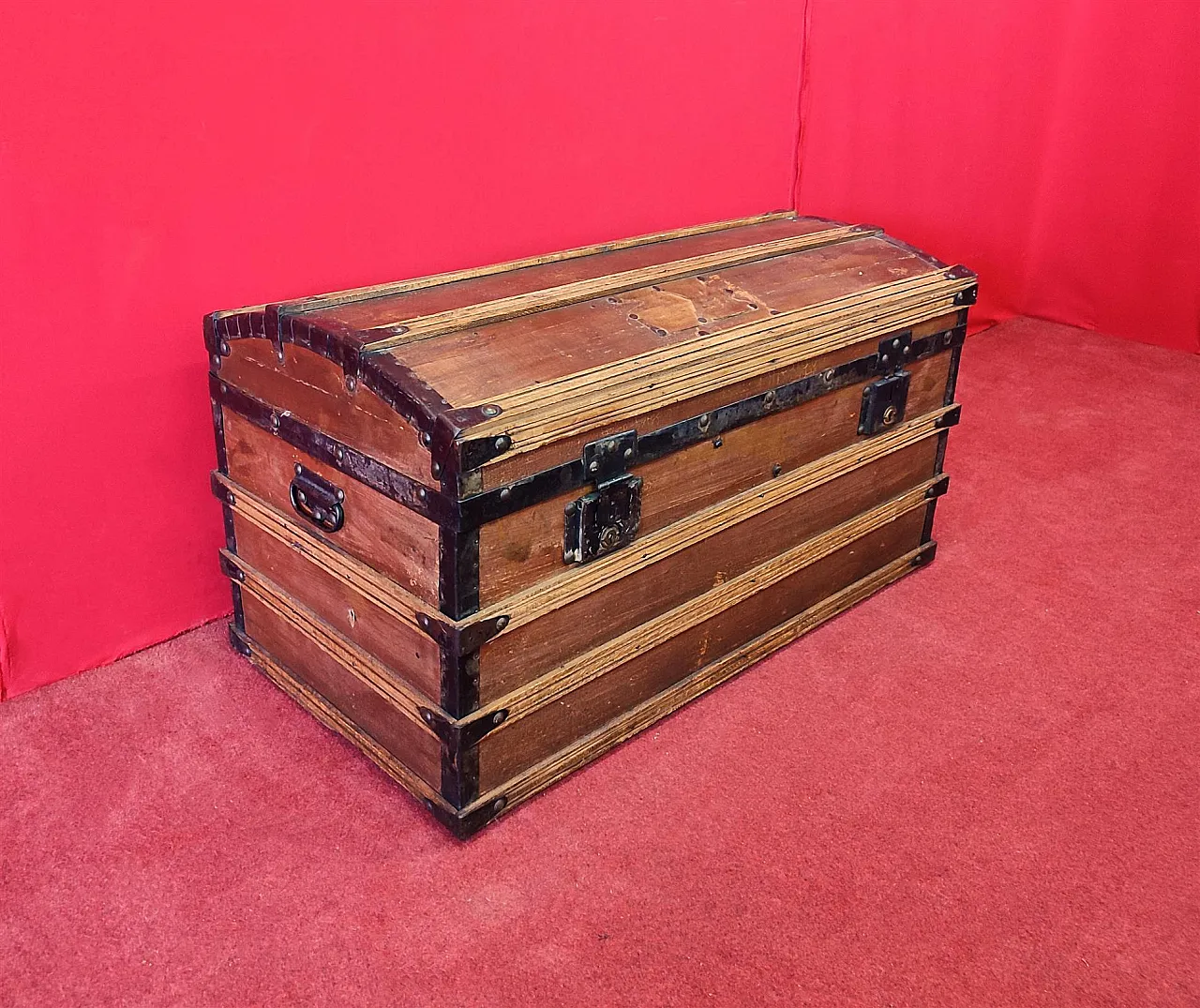 Lacquered wooden travel trunk, 20th century 1