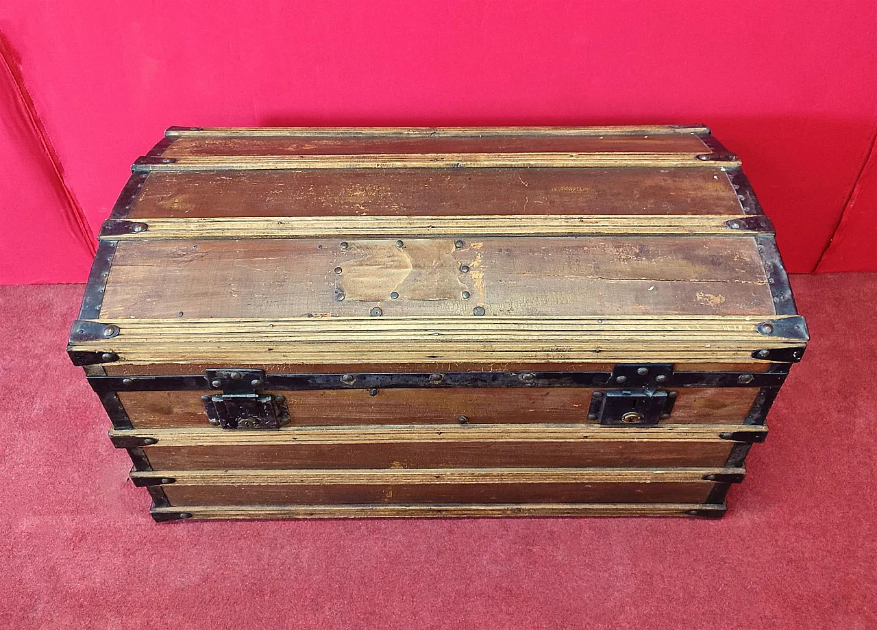 Lacquered wooden travel trunk, 20th century 2