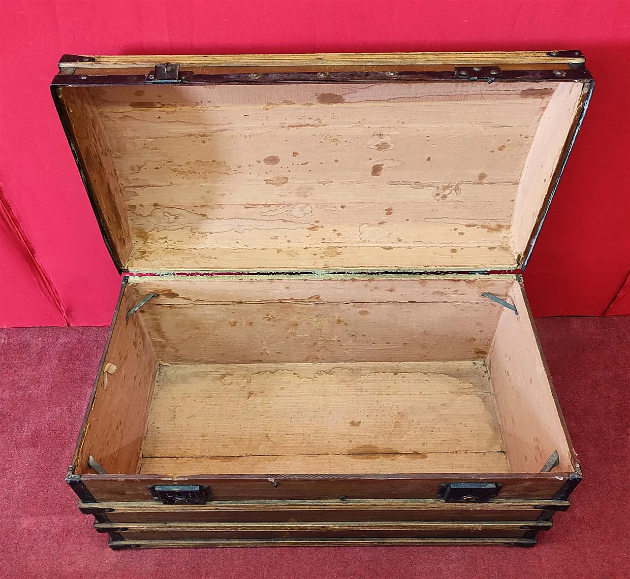 Lacquered wooden travel trunk, 20th century 4