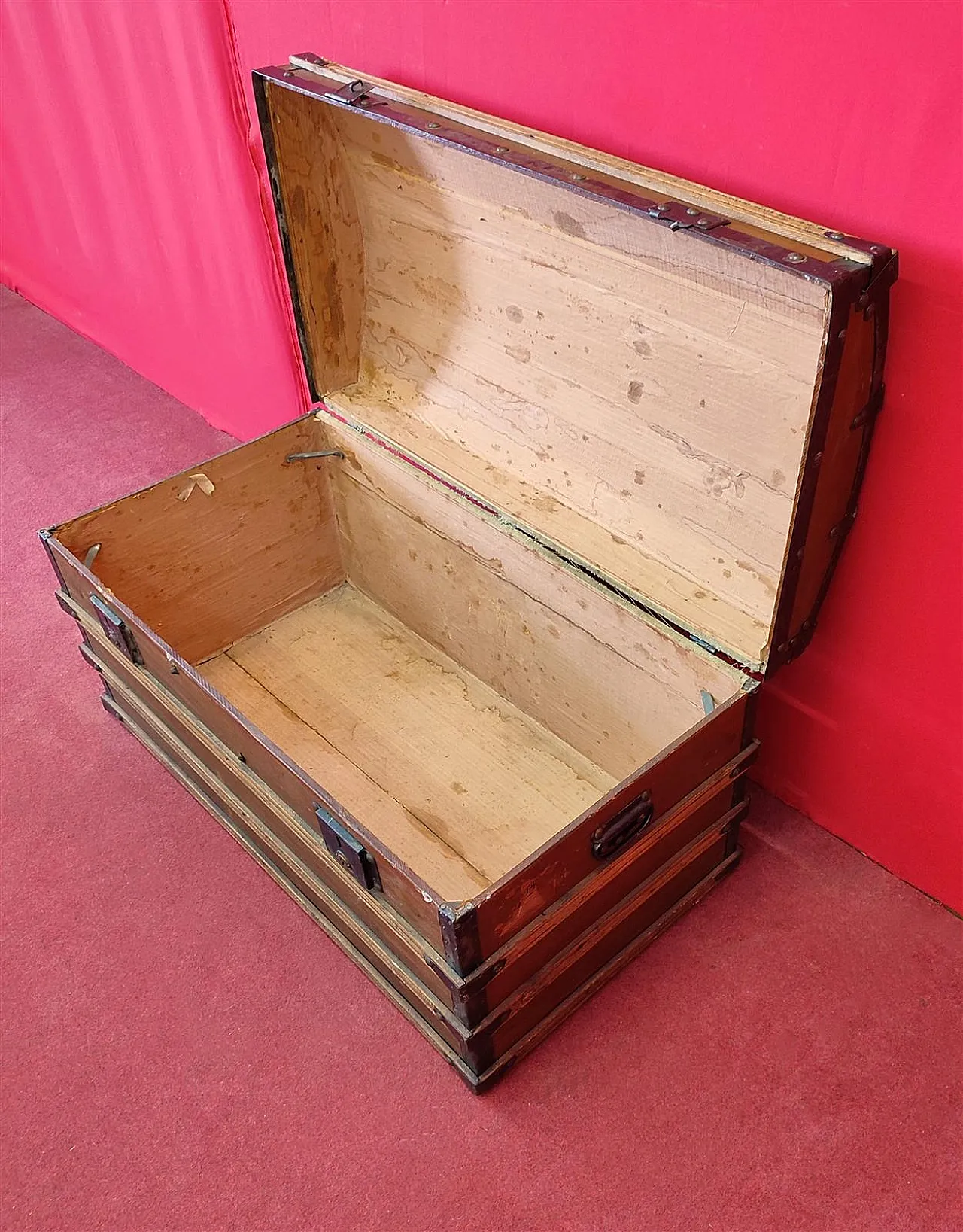Lacquered wooden travel trunk, 20th century 5