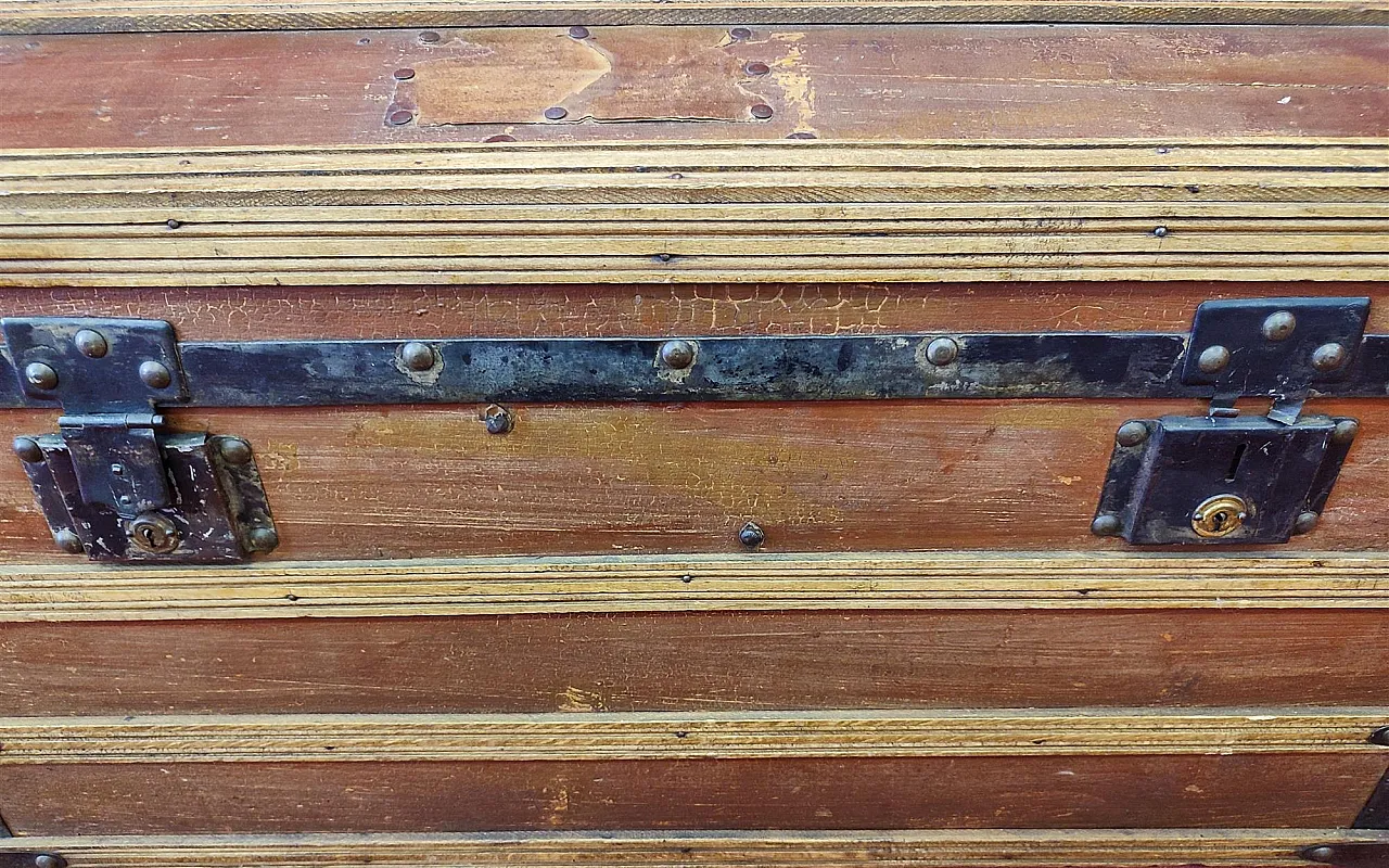 Lacquered wooden travel trunk, 20th century 7