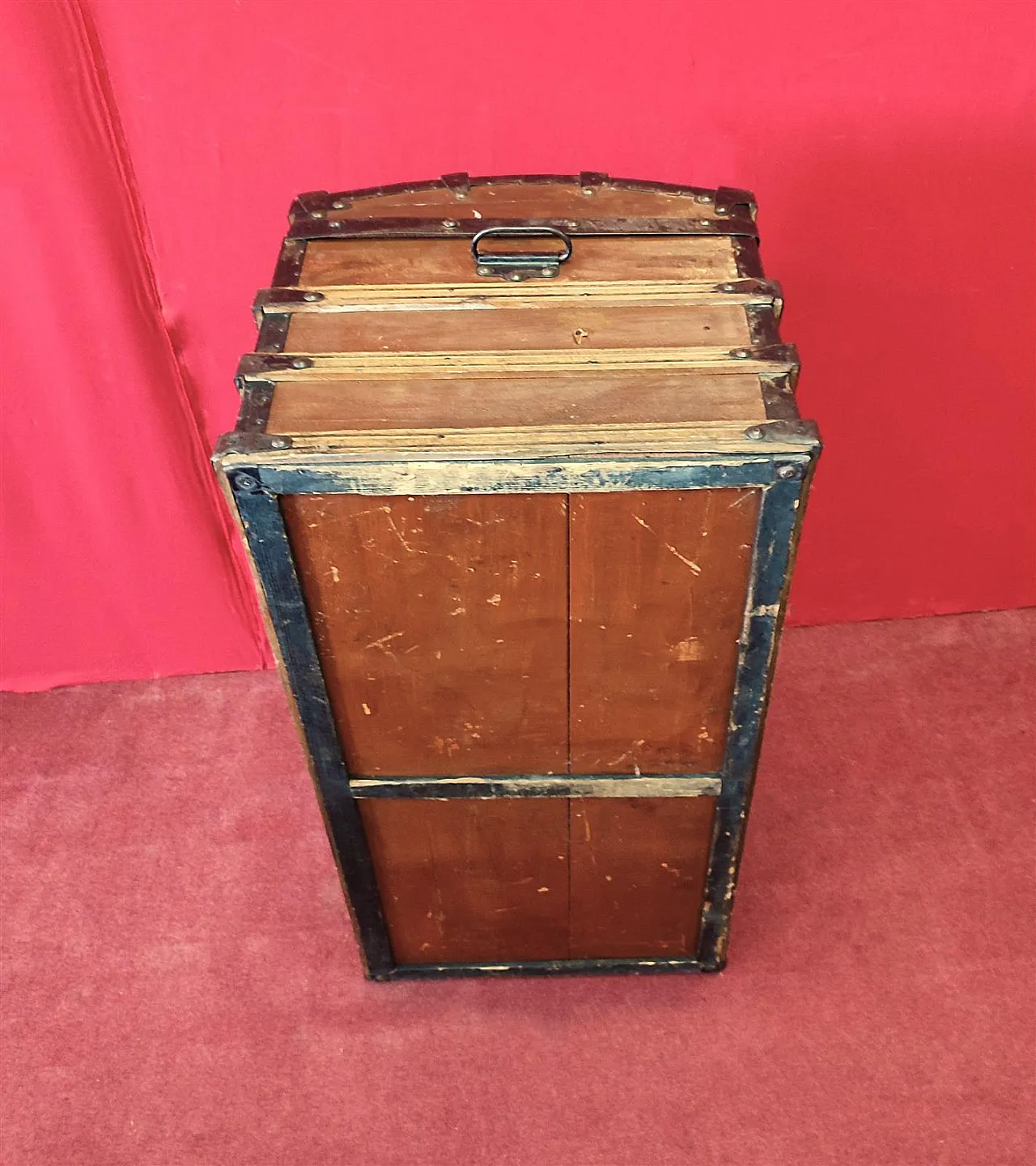 Lacquered wooden travel trunk, 20th century 9