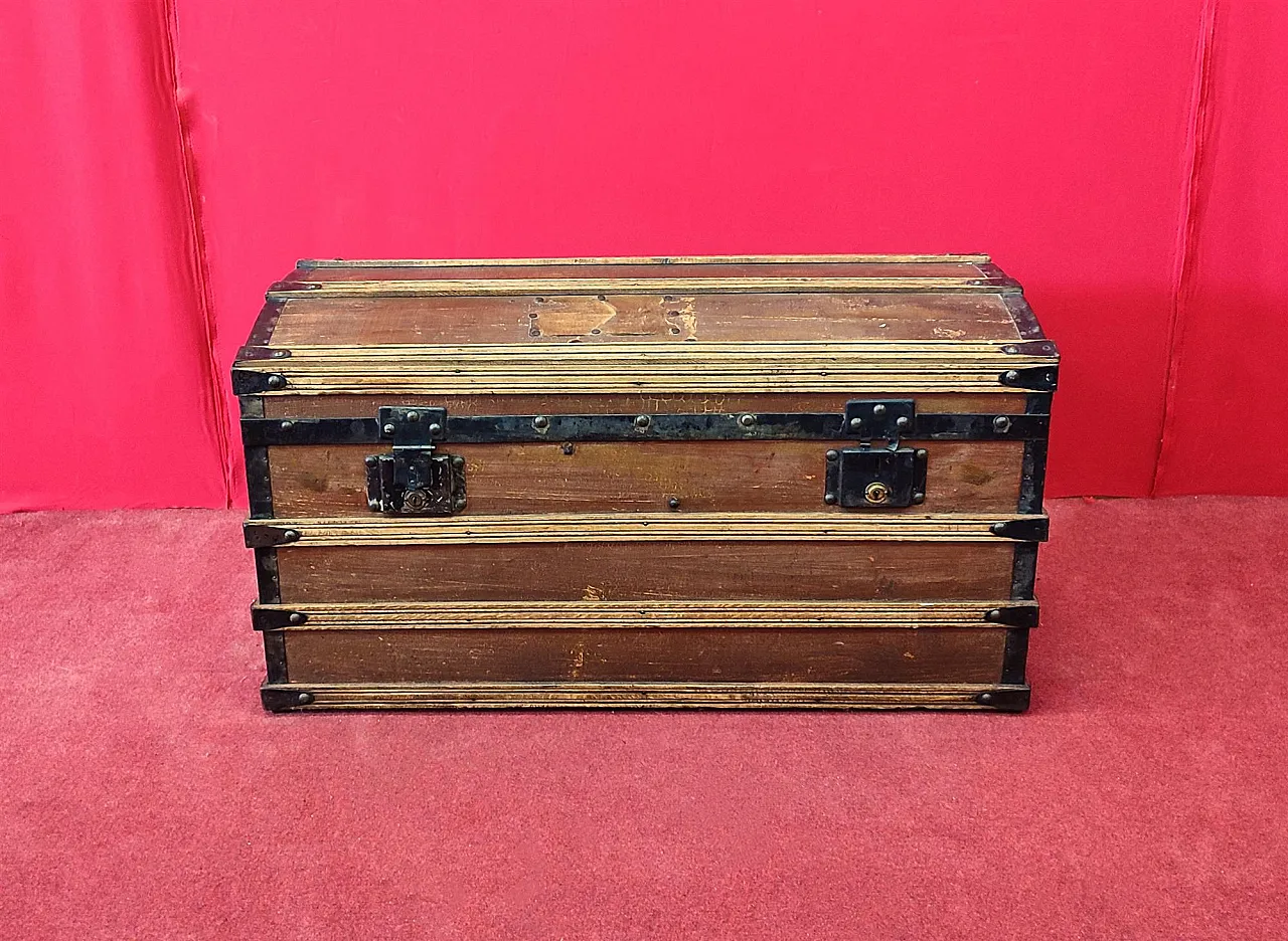 Lacquered wooden travel trunk, 20th century 10