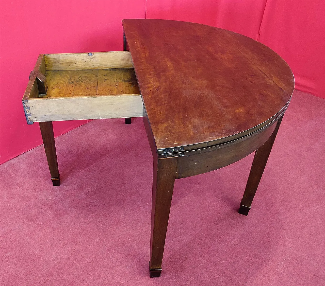 Walnut crescent table, 19th century 4