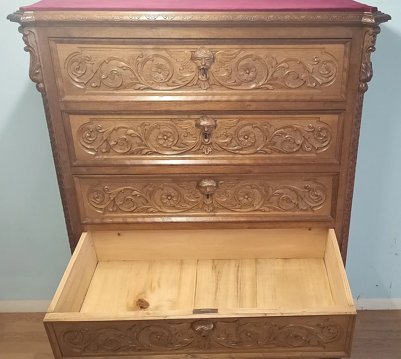 Chest of Drawers in carved nutwood and velvet top, 19th century 5