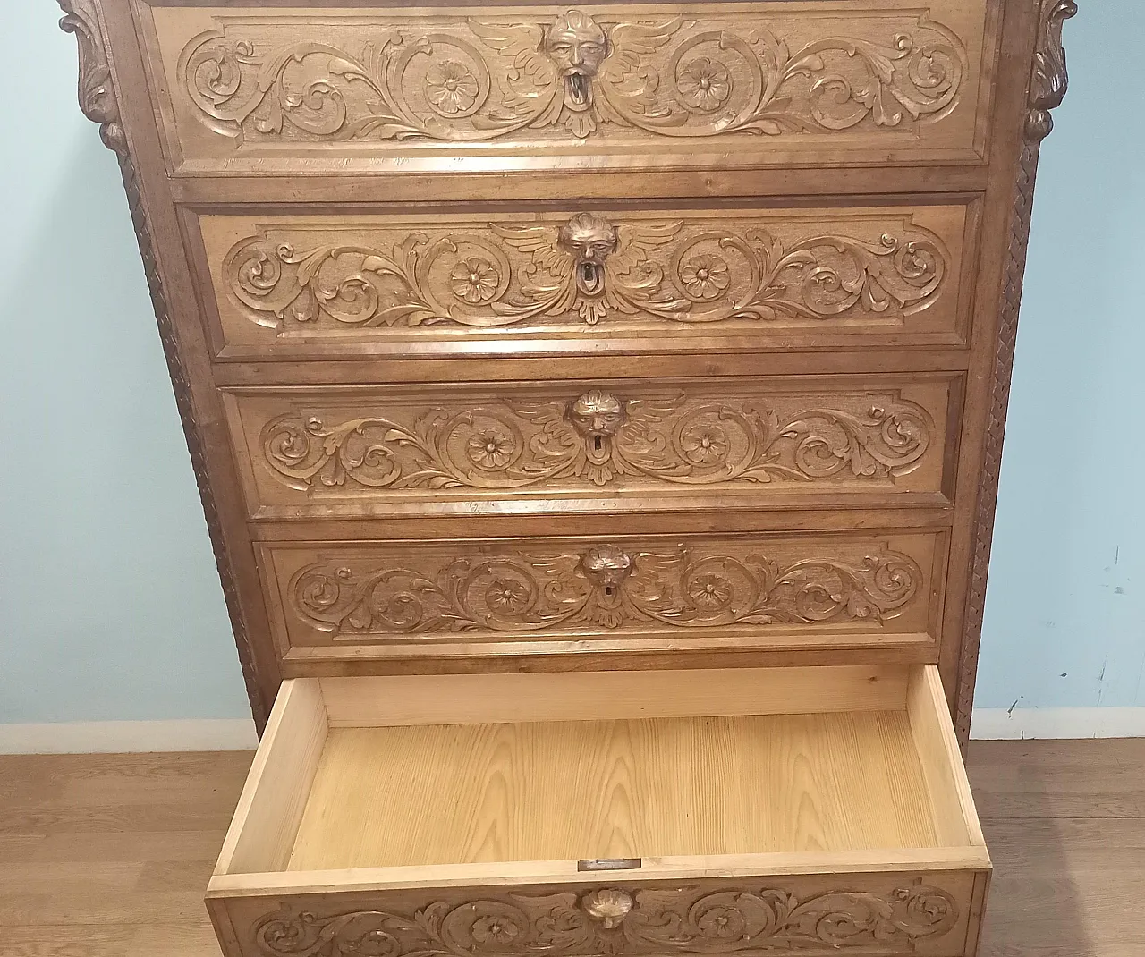 Chest of Drawers in carved nutwood and velvet top, 19th century 6