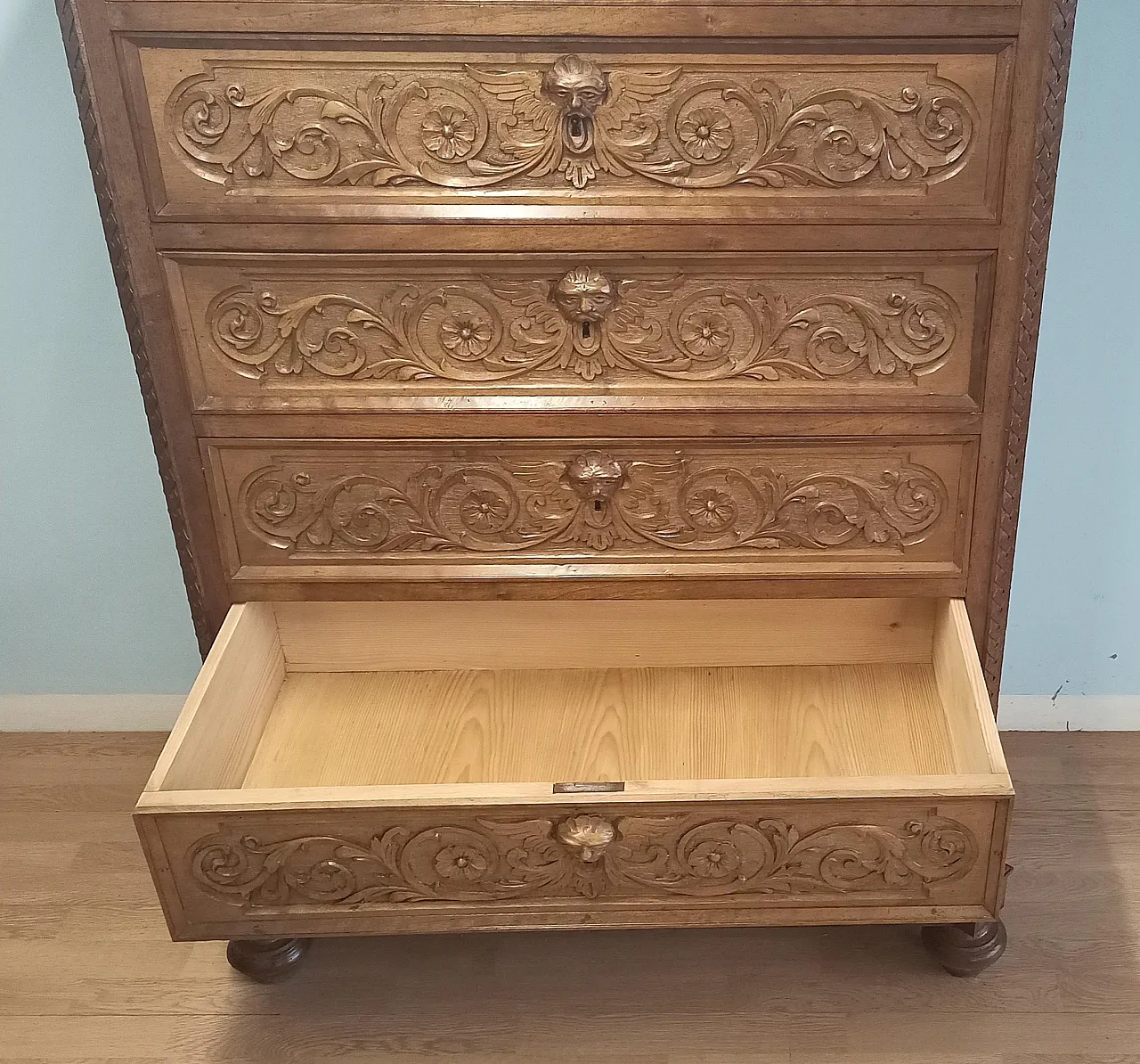 Chest of Drawers in carved nutwood and velvet top, 19th century 7
