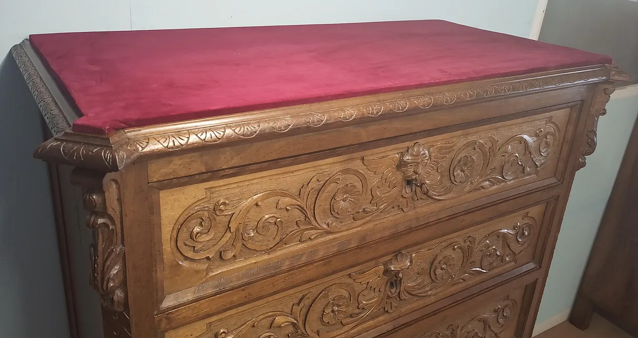 Chest of Drawers in carved nutwood and velvet top, 19th century 10