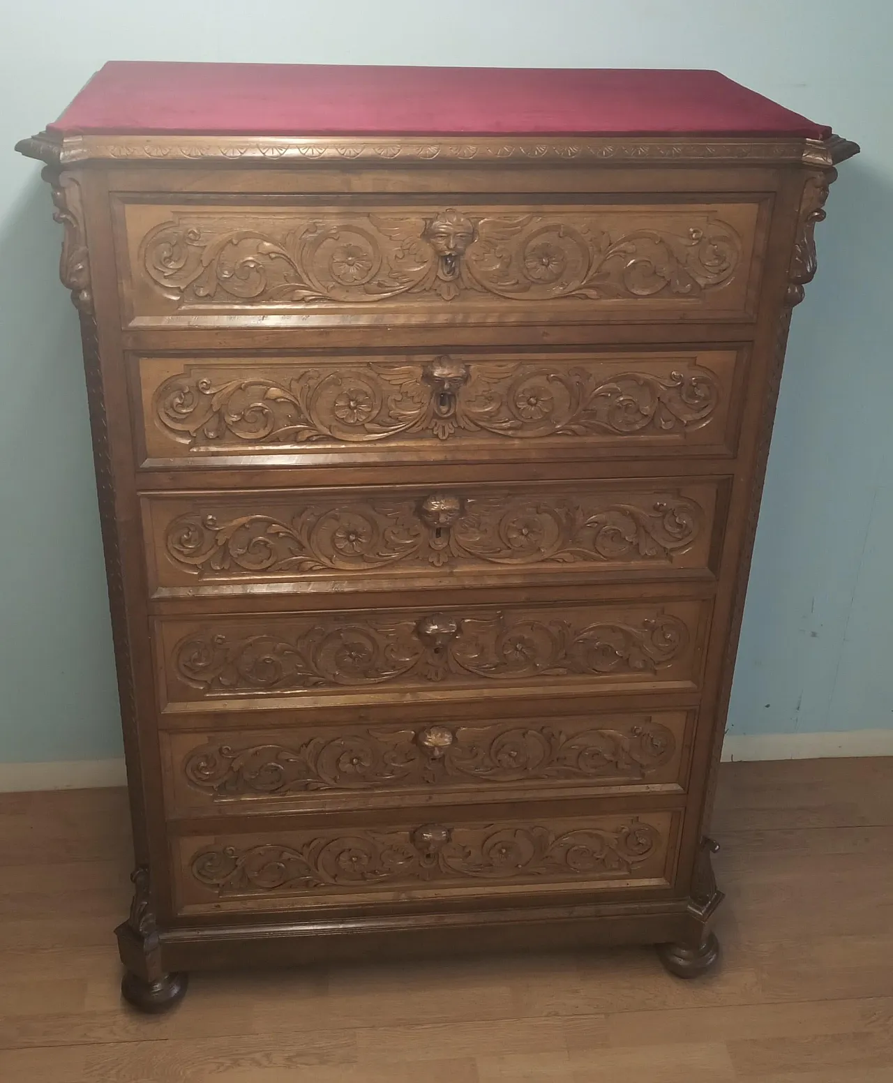 Chest of Drawers in carved nutwood and velvet top, 19th century 12