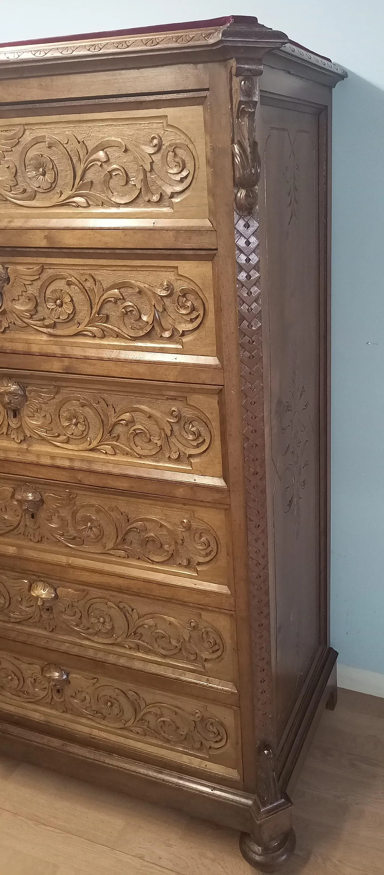 Chest of Drawers in carved nutwood and velvet top, 19th century 15