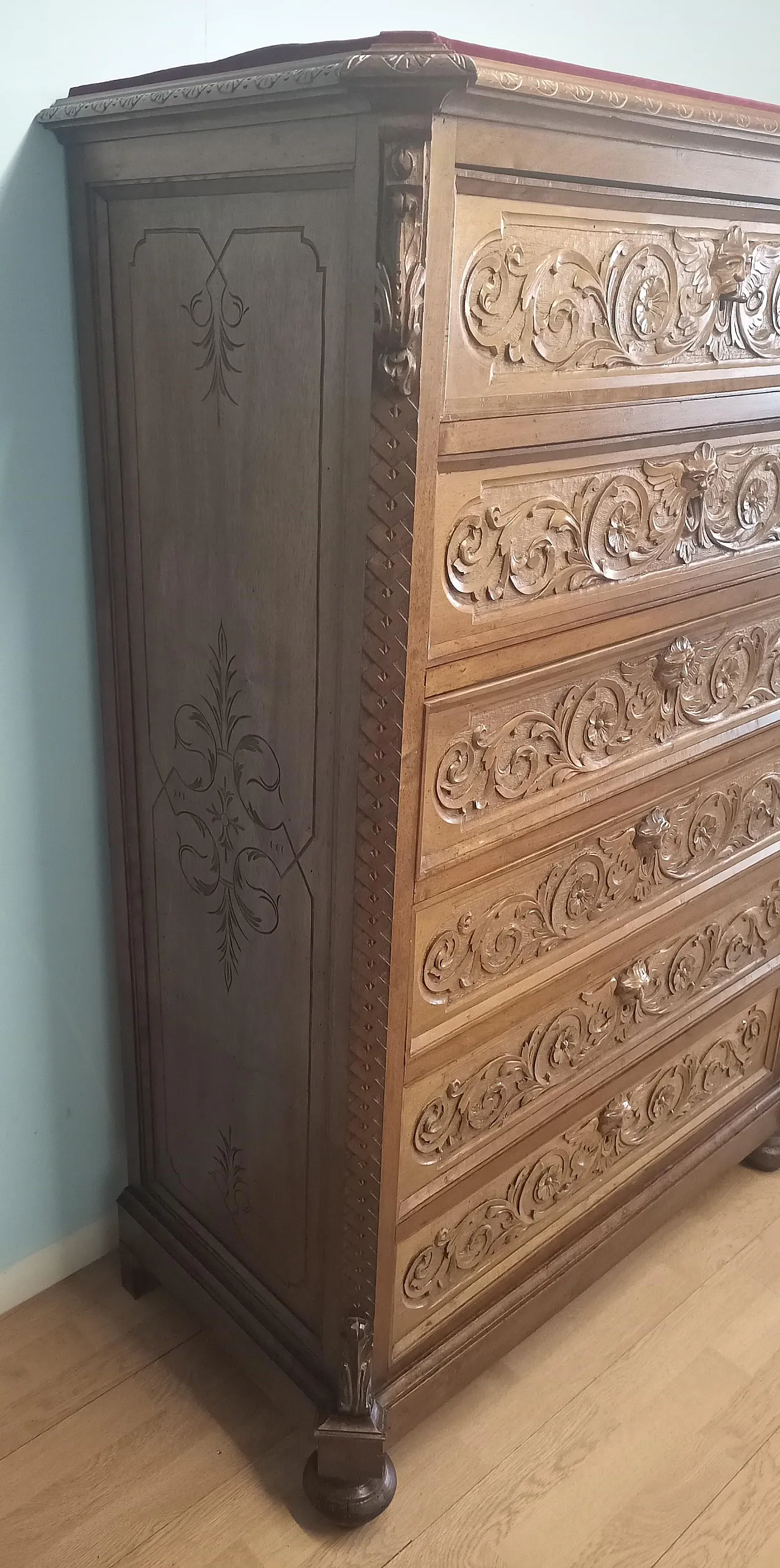 Chest of Drawers in carved nutwood and velvet top, 19th century 17
