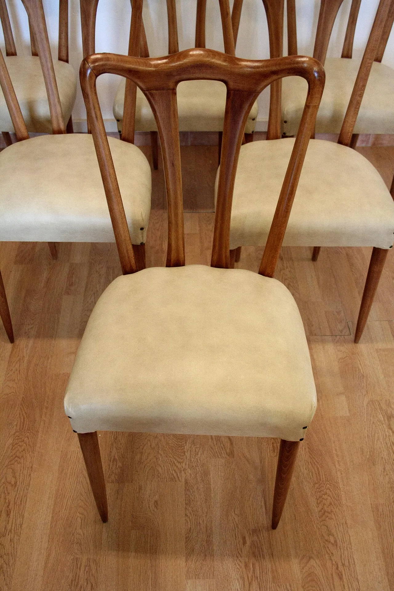 6 Mid-Century Modern chairs in white faux leather, 1960s 7