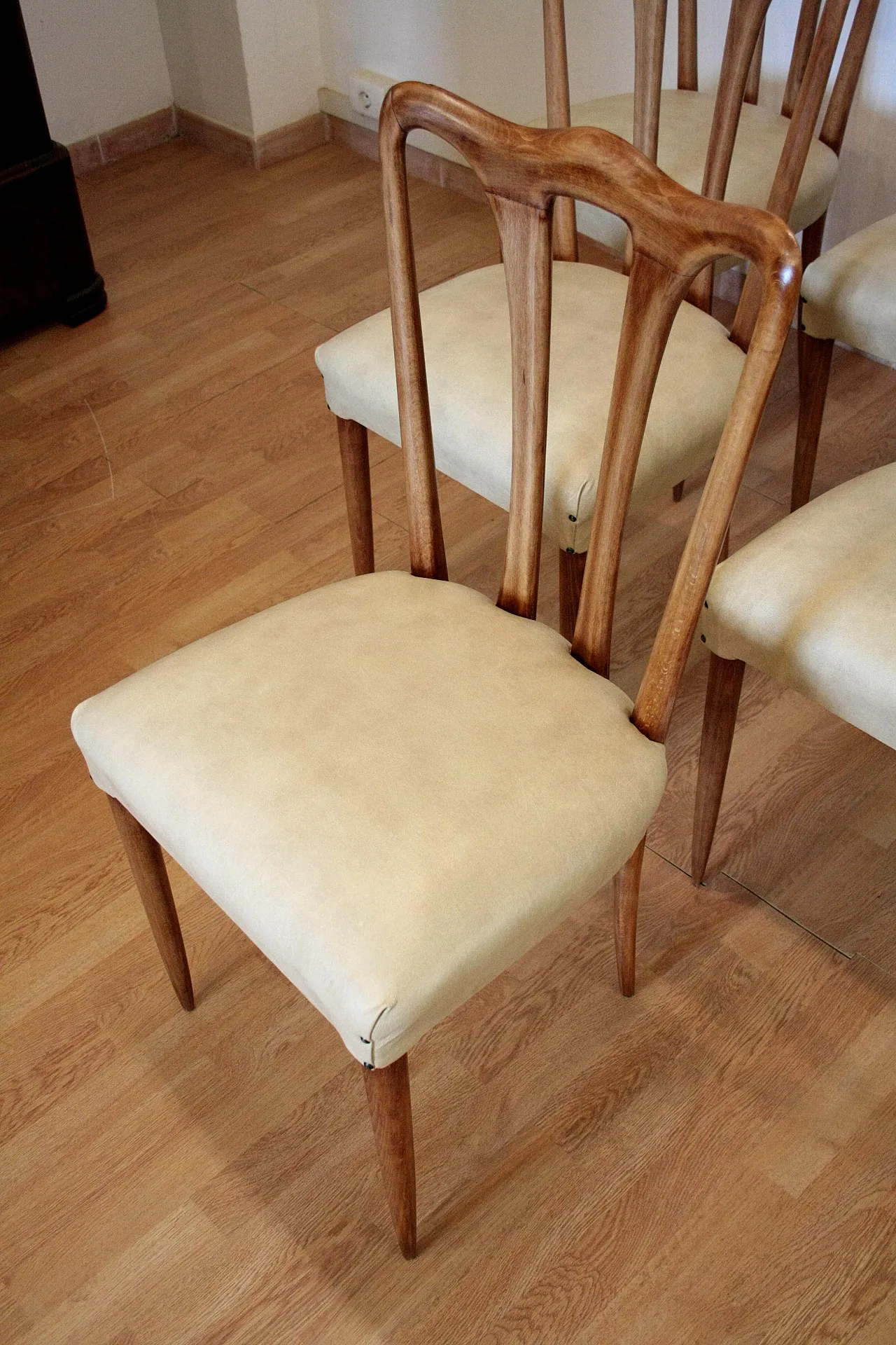 6 Mid-Century Modern chairs in white faux leather, 1960s 8