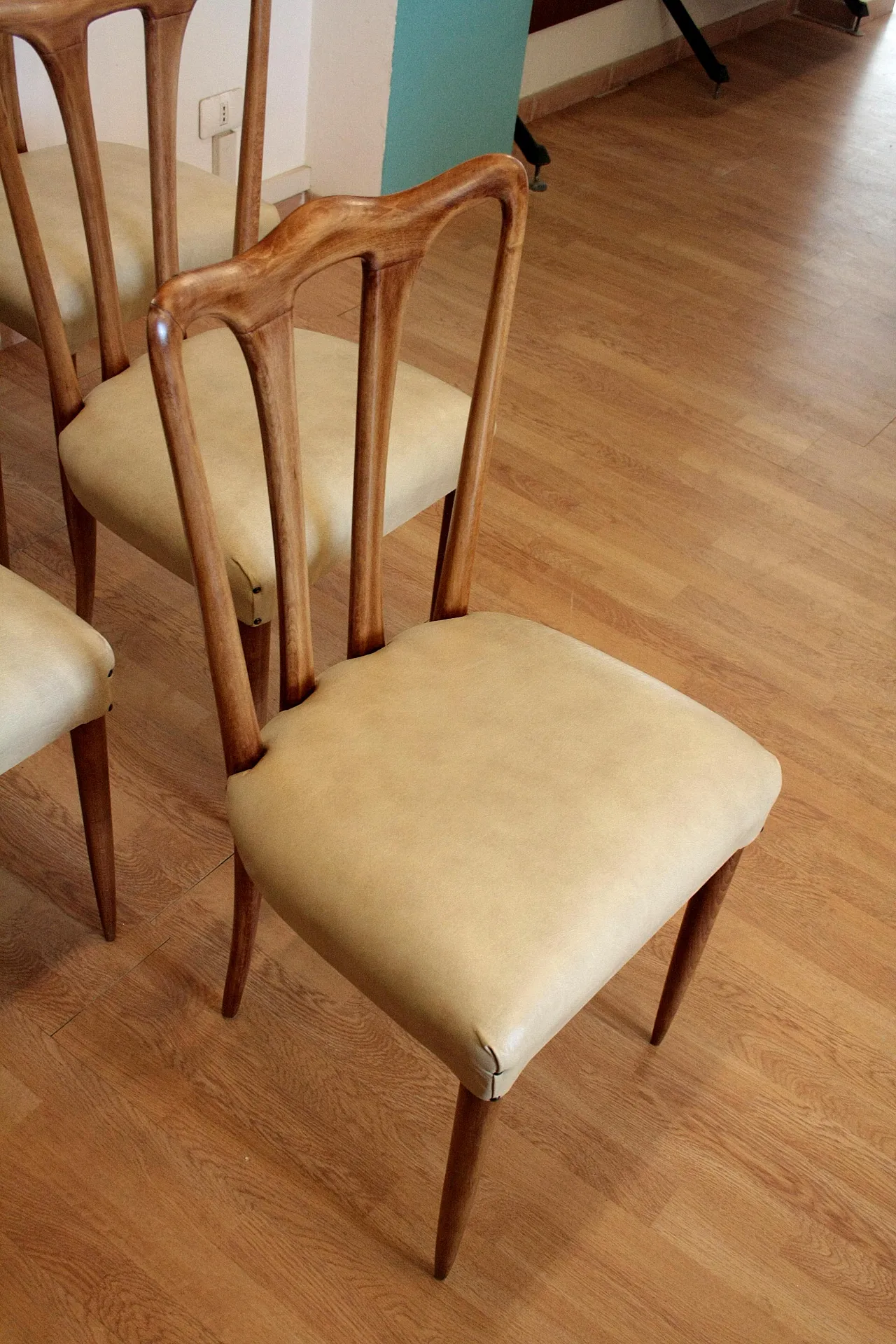 6 Mid-Century Modern chairs in white faux leather, 1960s 9
