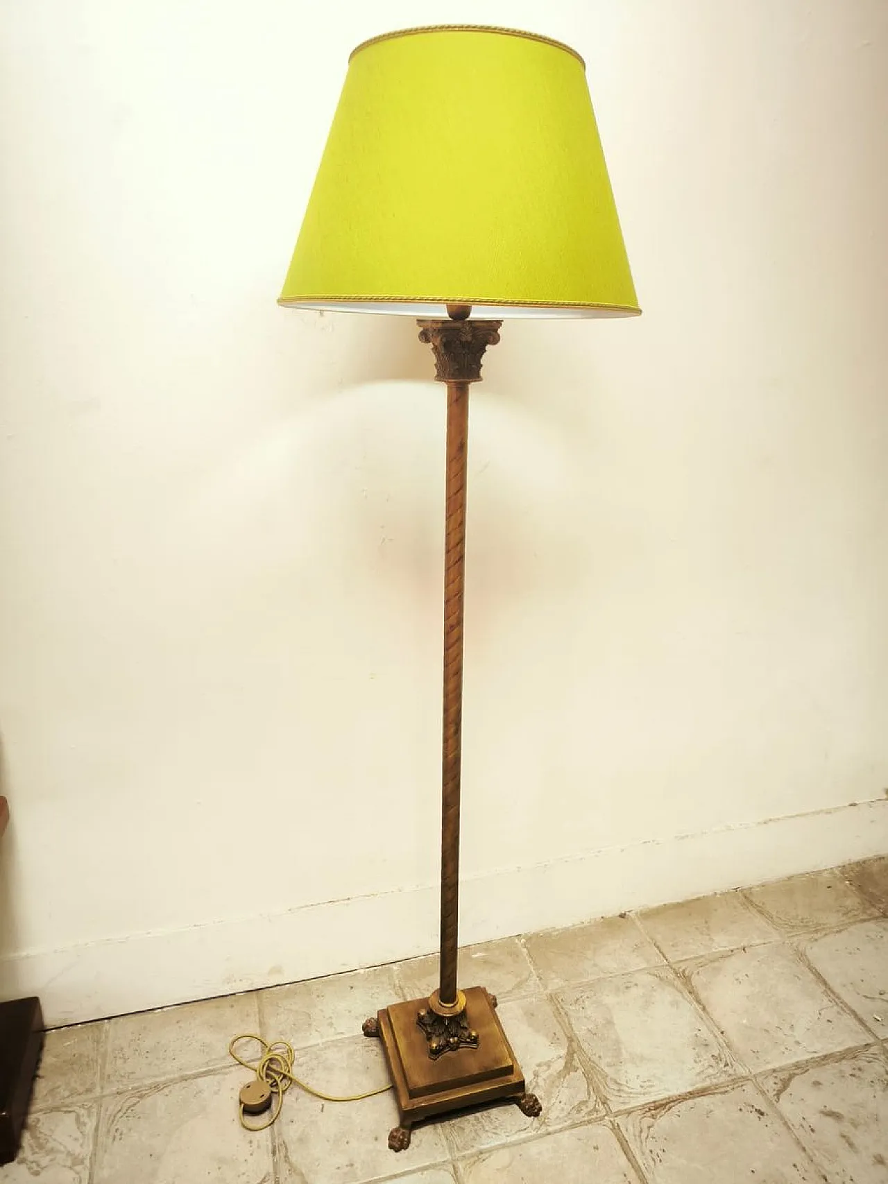 Lampada da terra con capitelli in ottone e paralume in tessuto, anni '80 1